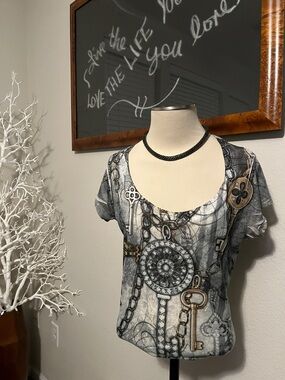 Cache Gray Scoop Neck Short Sleeve Top with Key & Chain Print